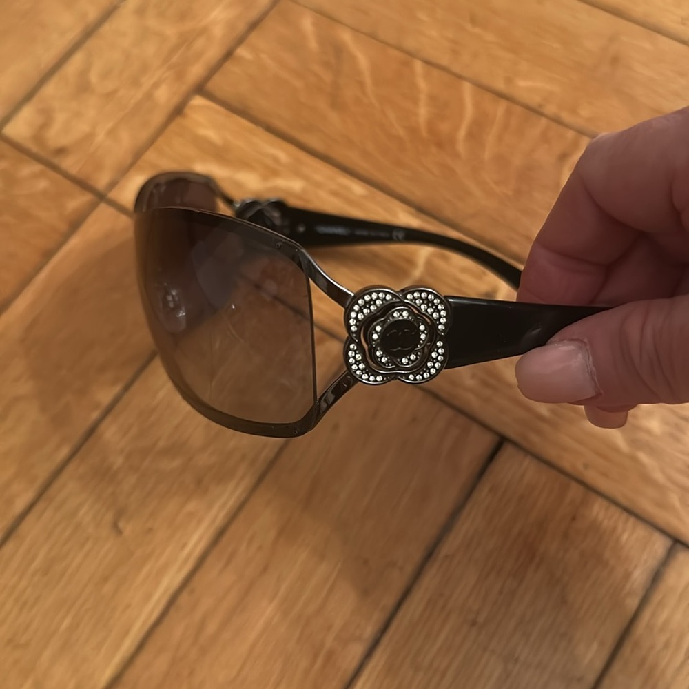 CHANEL Black Sunglasses - Picture 2 of 12